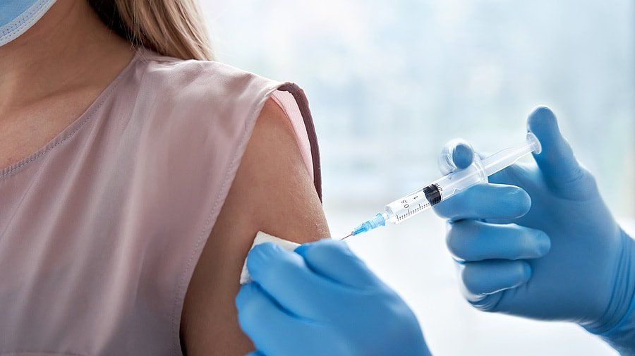 male-doctor-holding-syringe-ma-395946635-web_orig-1920w.jpg